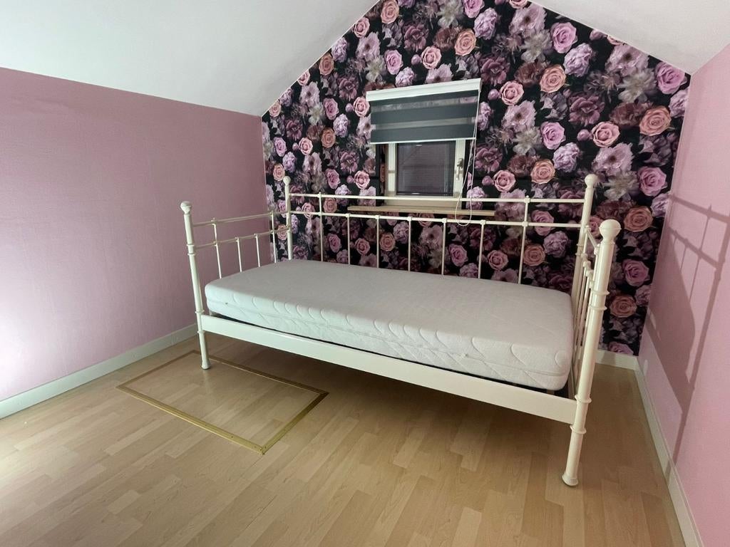 Eenpersoons bed met lattenbodem, matras en nachtkastje, Ophalen, Zo goed als nieuw, Eenpersoons, Wit