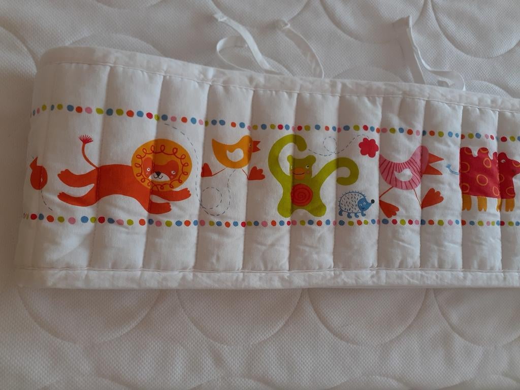 Tour de lit bébé, avec 4 lichettes pour le fixer., Enfants & Bébés, Enlèvement, Blanc