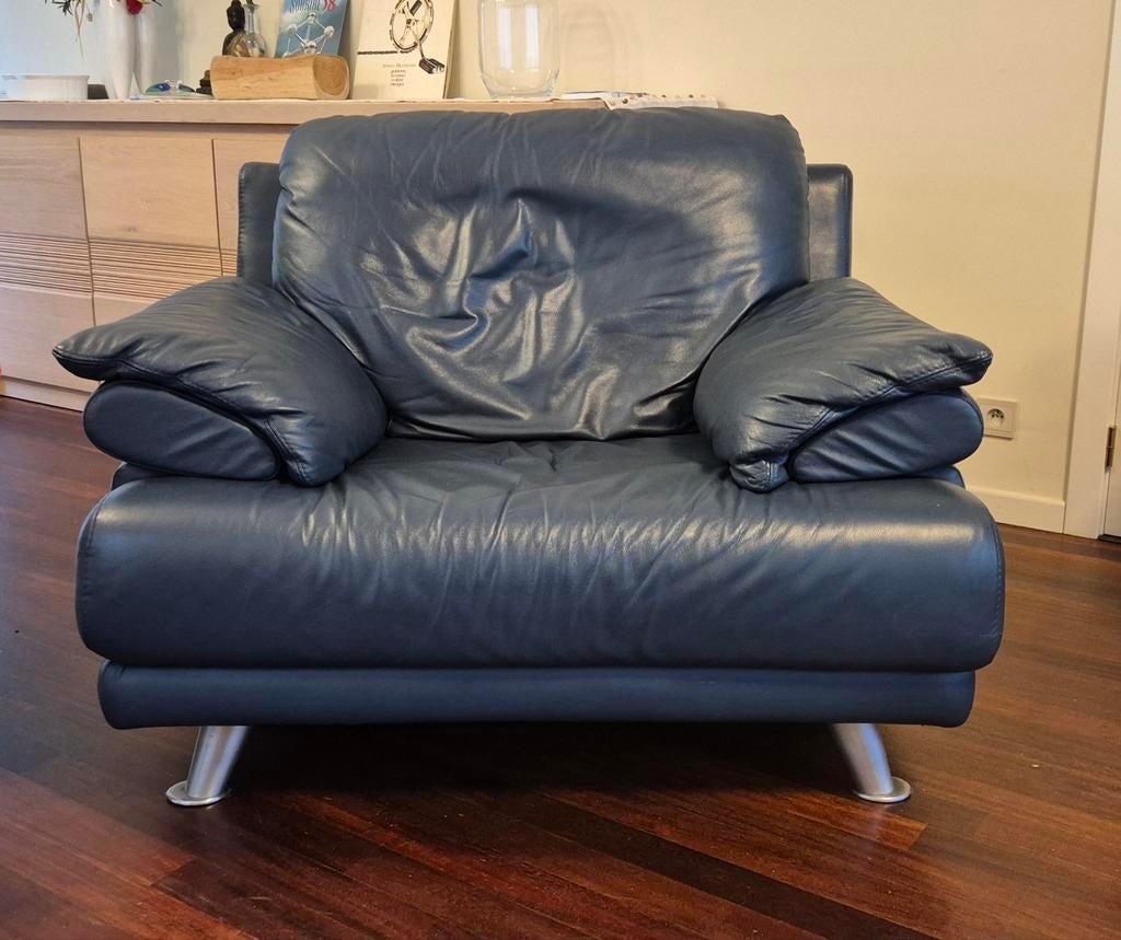 Fauteuil et pouf bleu, en cuir, Cuir