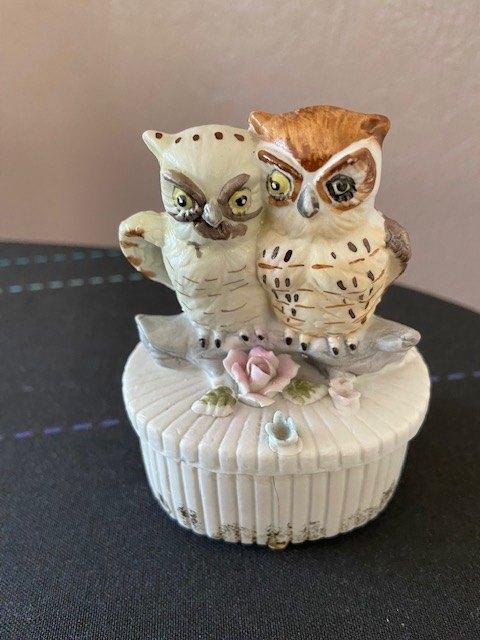 Porseleinen potje met uiltjes, Ophalen