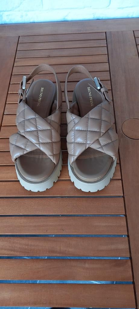 Sandales Bruno Premi, Enlèvement