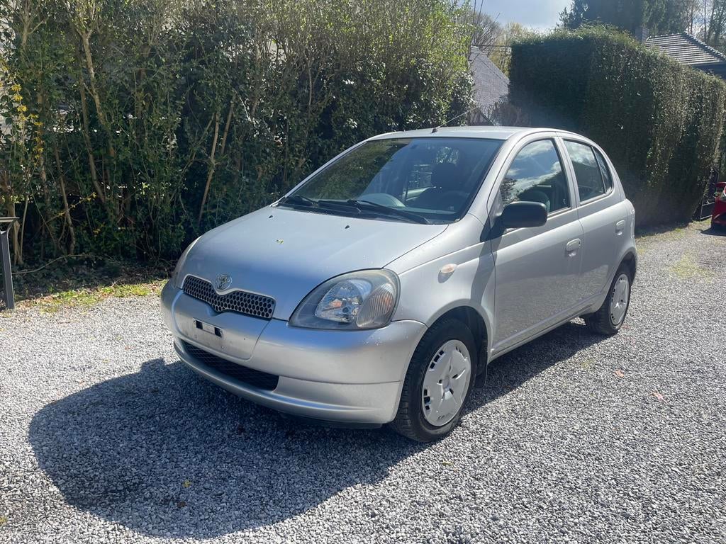 Toyota yaris 1,0 ess 112000km 1er propriétaire, Autos, Argent ou Gris, Achat, Bleu, 5 portes
