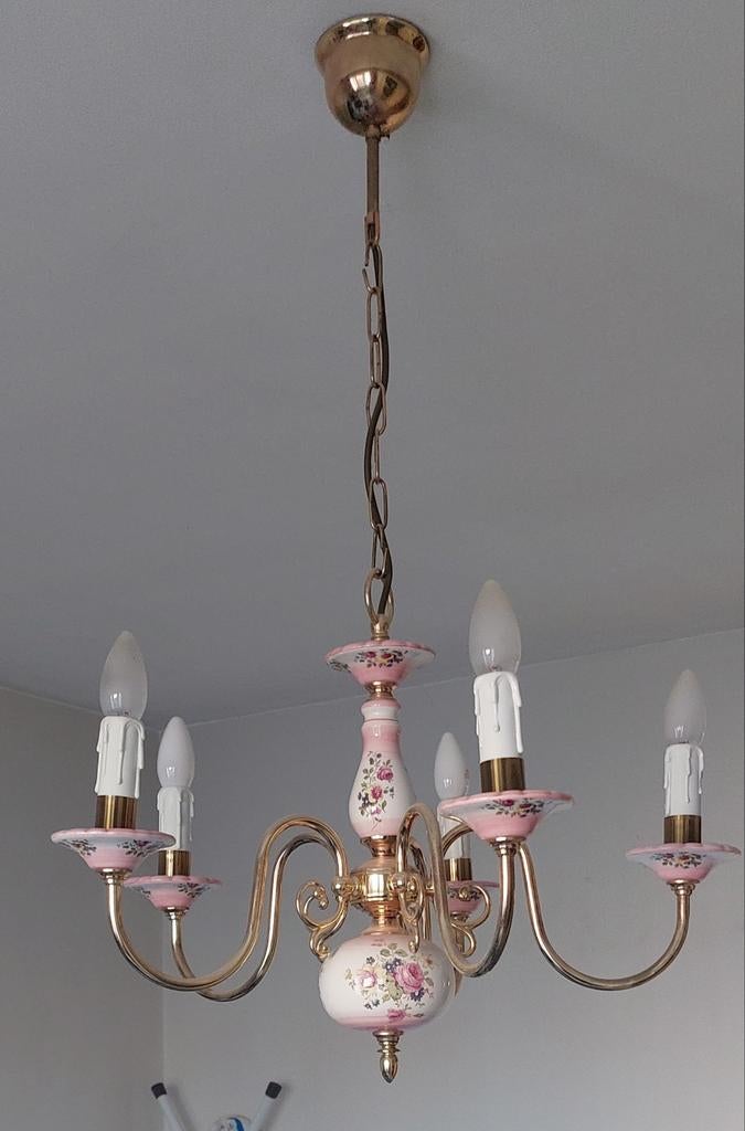 magnifique lustre, Enlèvement