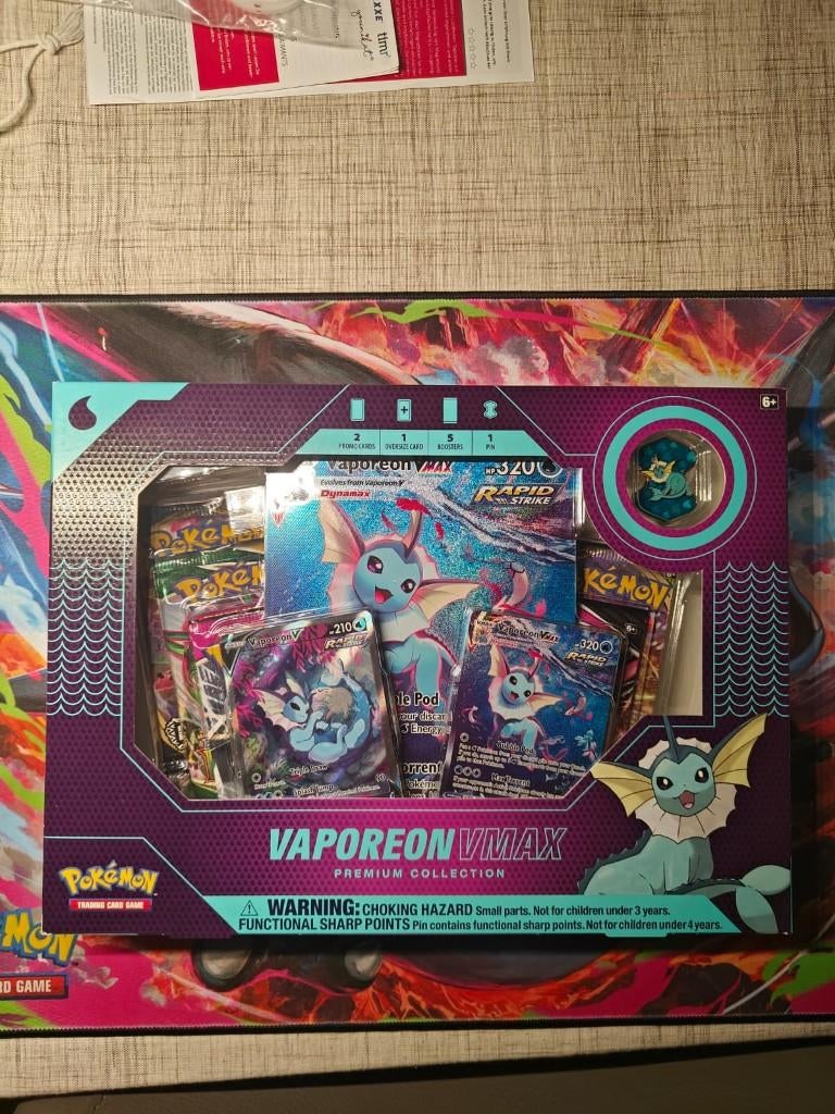 Vaporeon Vmax premium collection, Ophalen of Verzenden, Nieuw, Boosterbox