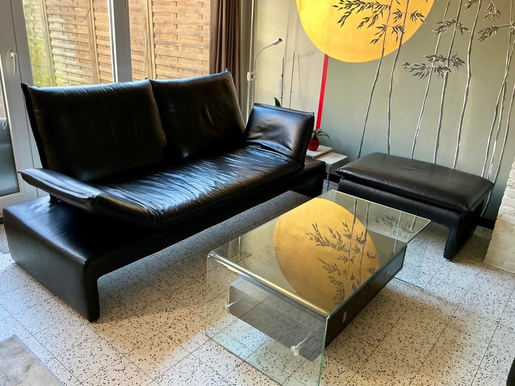 Zwart lederen zetel en voetenbank met salontafel., Ophalen, Zo goed als nieuw, Leer, Modern