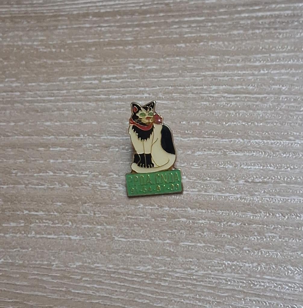 PIN - KAT - POES - CHAT - CAT, Verzenden, Gebruikt, Dier of Natuur, Speldje of Pin