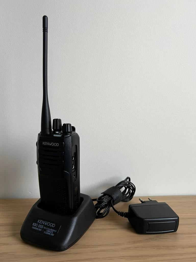 Kenwood NX-1300DE3 portofoon walkietalkie + laadstation, Télécoms, Talkie-walkie ou Walkie-talkie, Enlèvement ou Envoi, 5 à 15 km