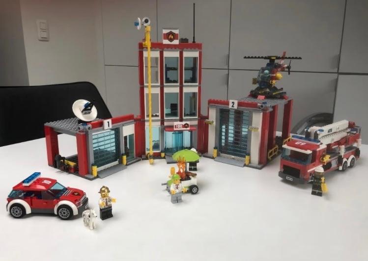 Lego City brandweerkazerne 60110 in Nieuwstaat, Ophalen, Zo goed als nieuw, Complete set, Lego