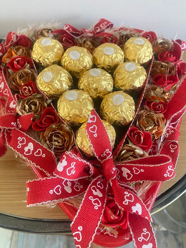 Hart gemaakt van Rocher-snoepjes en gedroogde bloemen, Diversen, Ophalen