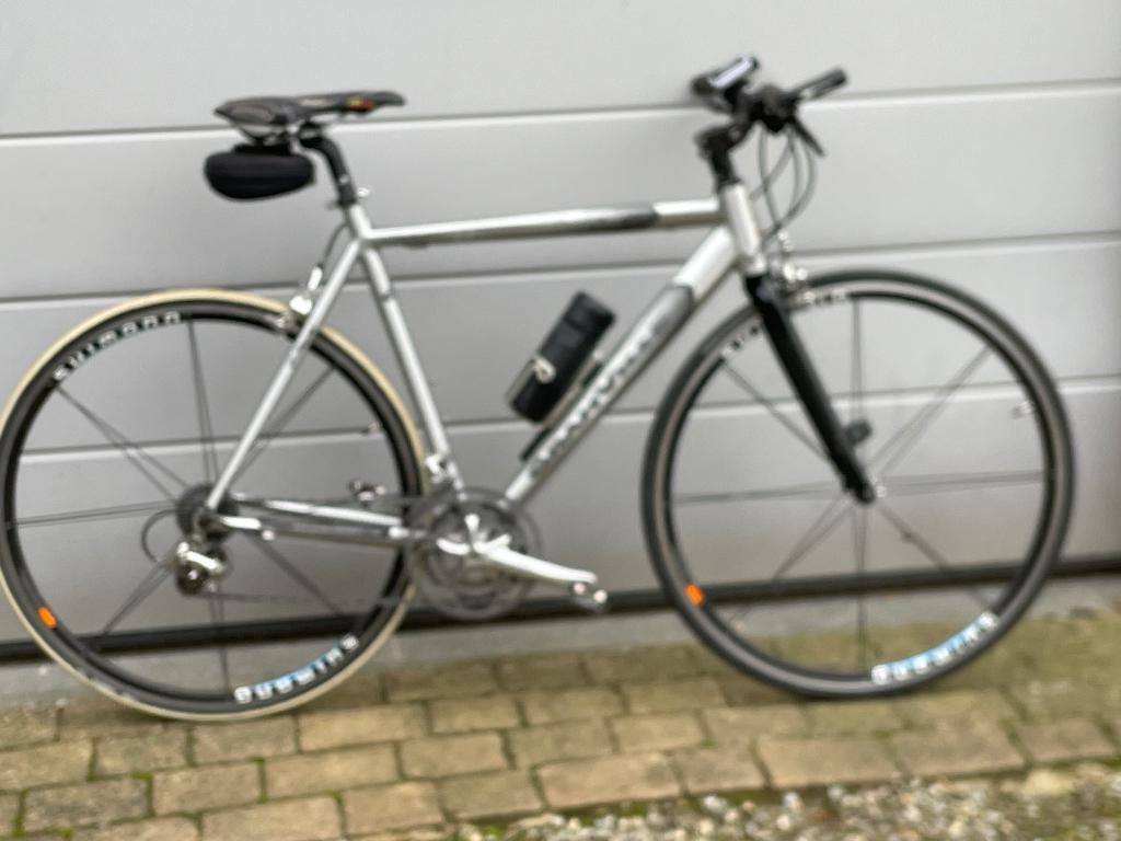 Koersfiets met recht stuur. Hybride, 28 inch, Gebruikt, Aluminium, Meer dan 20 versnellingen