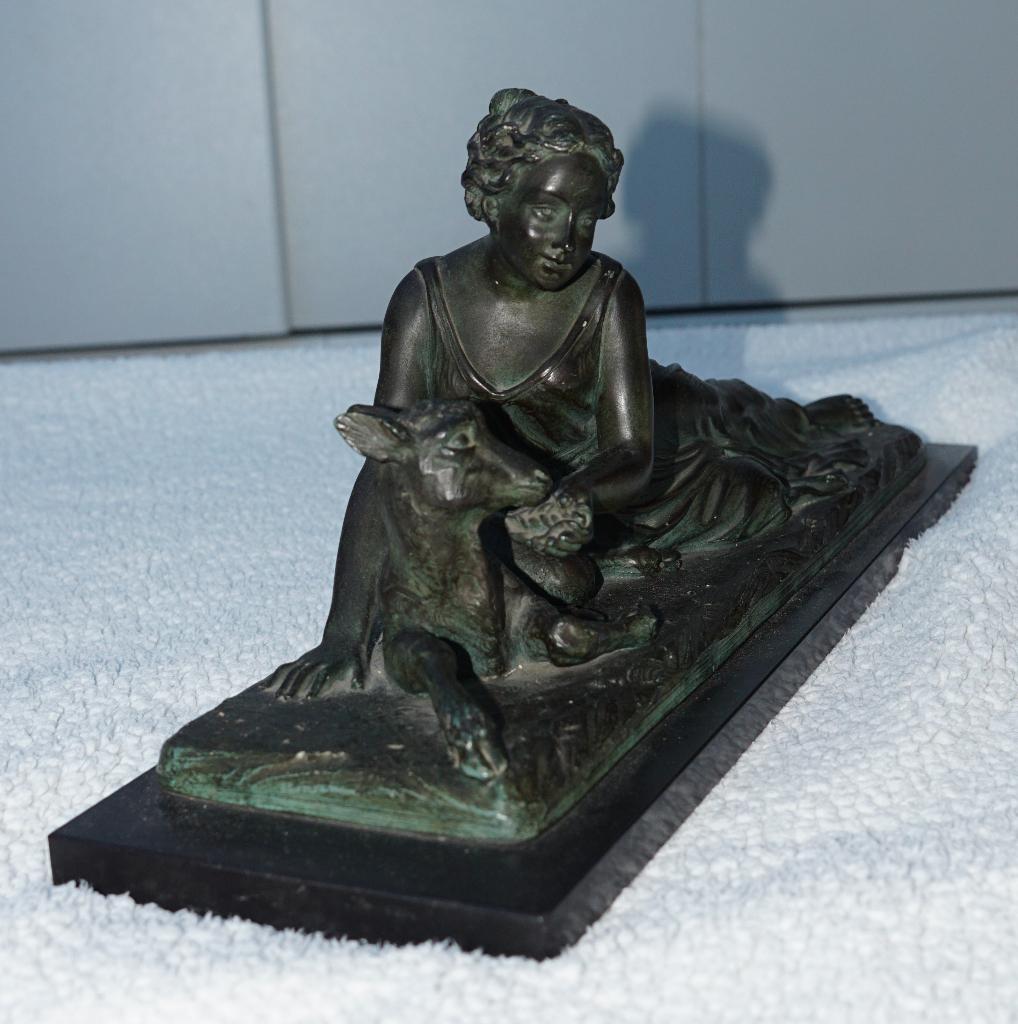 Bronze G. Carli Biche couchée avec jeune dame, Enlèvement, Bronze
