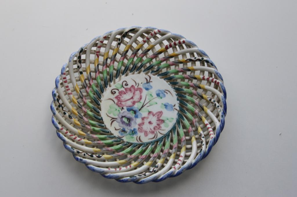 Foreign gevlochten kleurig gebloemd bordje, Antiquités & Art, Envoi