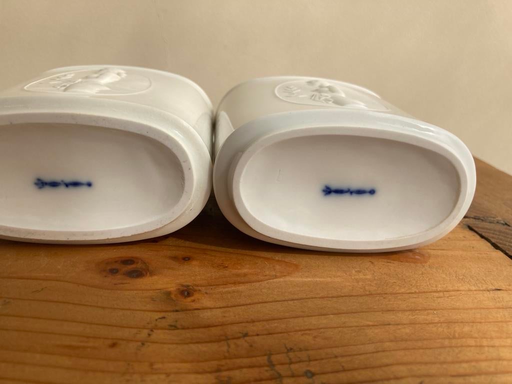 Deux vases en porcelaine et biscuit KPM, Enlèvement