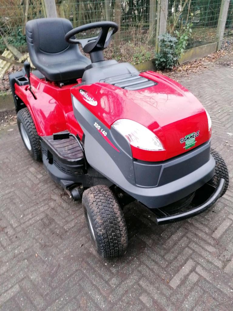 Je suis là pour entretenir et tondre votre pelouse., Entretien de jardins ou Taille