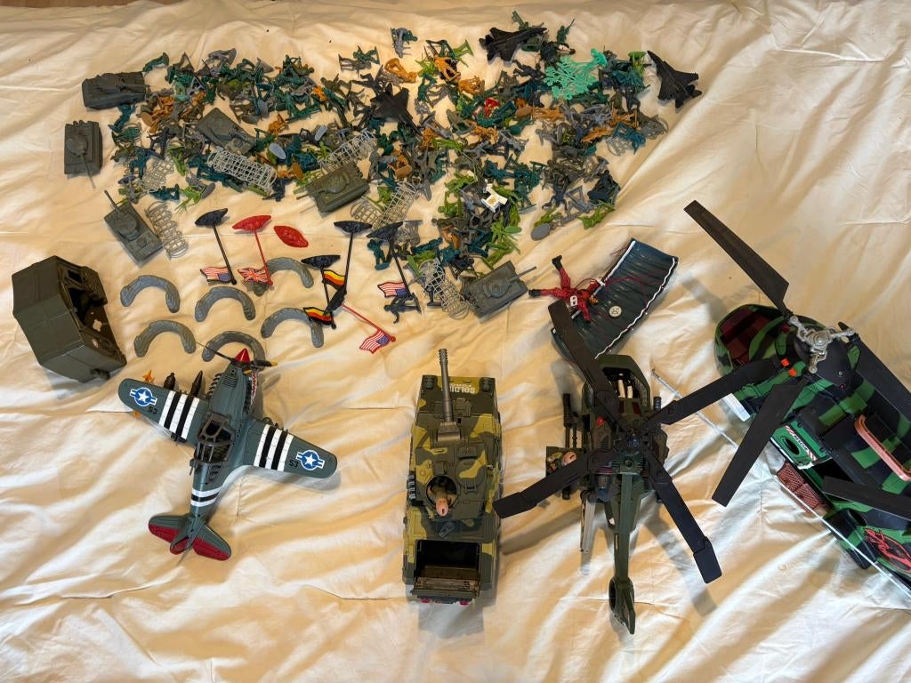 Jouets militaires lot soldats avions chars hélicoptères, Enfants & Bébés, Jouets | Figurines, Utilisé, Enlèvement ou Envoi