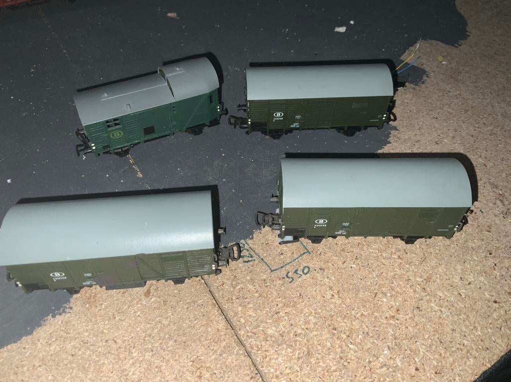 4 WAGONS SNCB PIKO 3 COUUVERTS 1 GUERITE DE FREINAGE.  35 €, Hobby & Loisirs créatifs, Enlèvement ou Envoi, Comme neuf, Piko