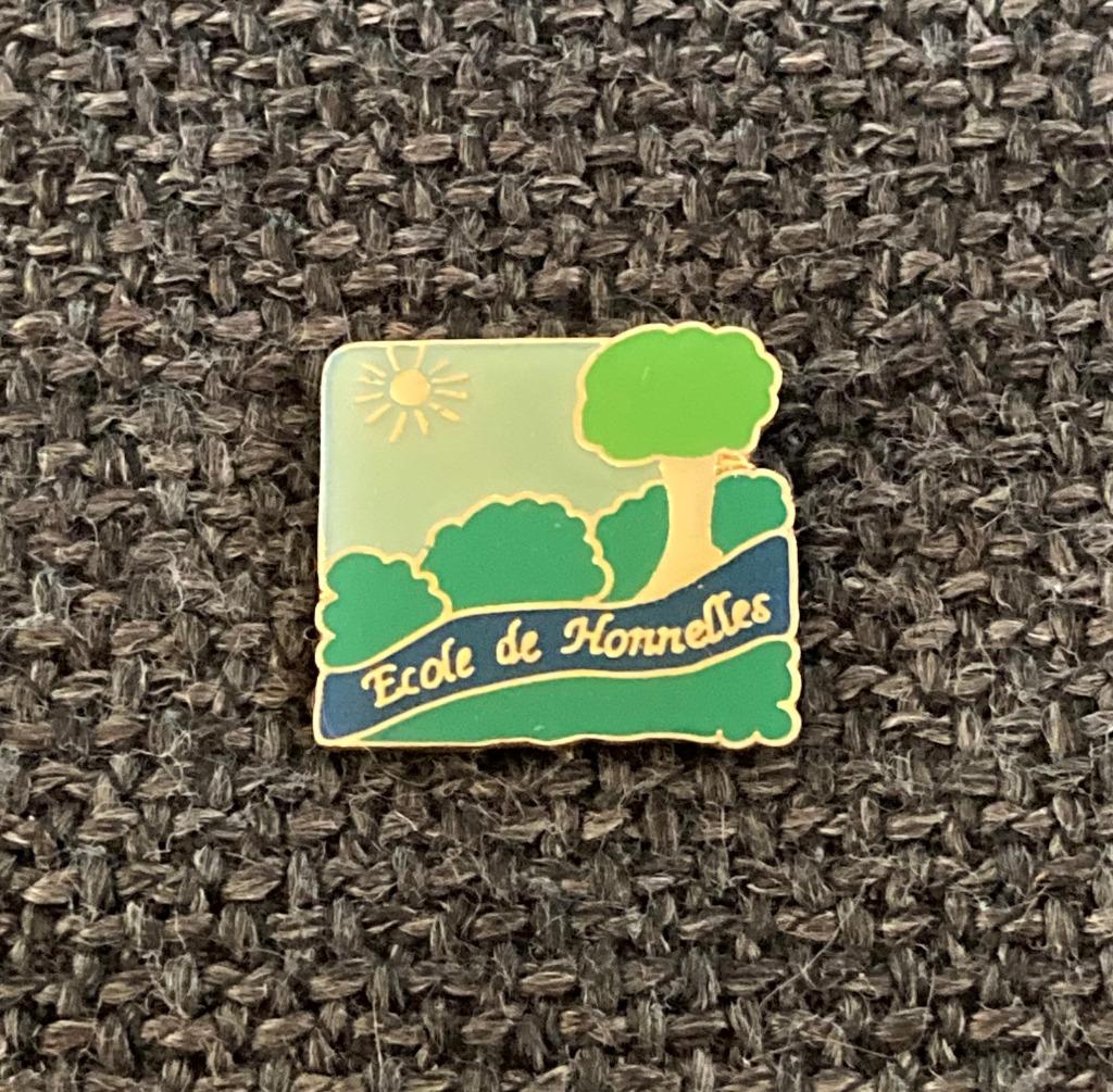 PIN - ECOLE DE HONNELLES - HAINAUT - HENEGOUWEN, Envoi, Utilisé, Autres sujets/thèmes, Insigne ou Pin's