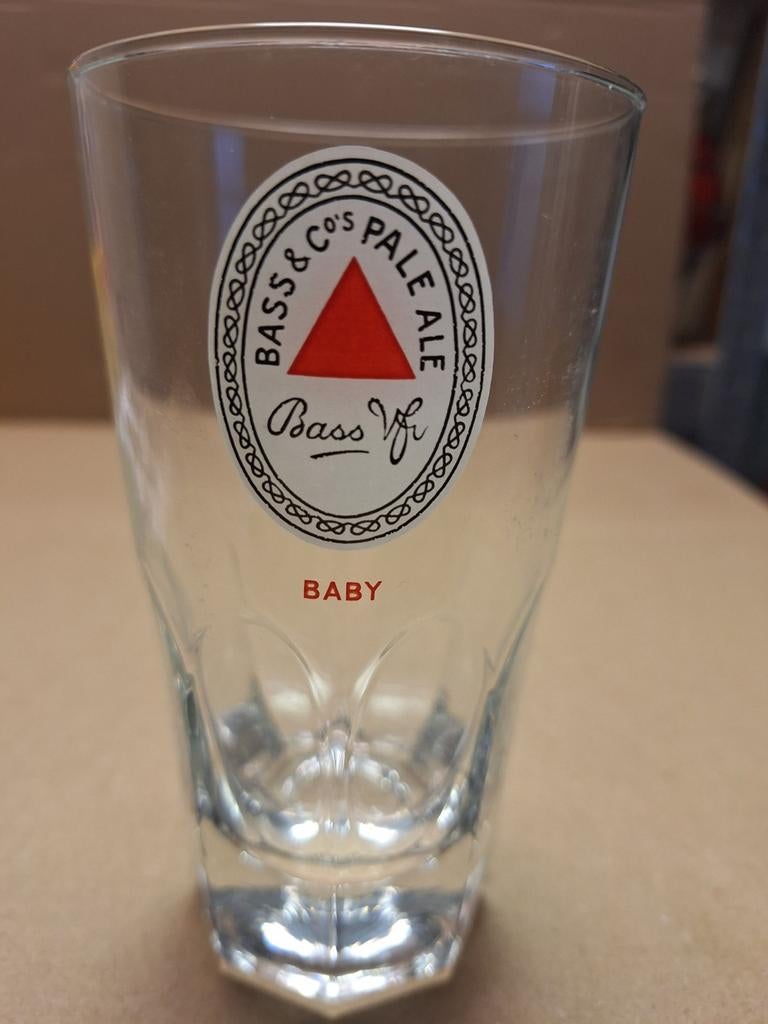 1 verre à bière bass baby, Collections, Marques de bière, Enlèvement ou Envoi, Comme neuf, Verre ou Verres, Autres marques