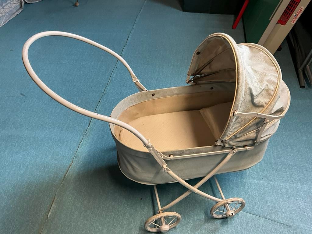 Antiek poppenwagen, Enlèvement