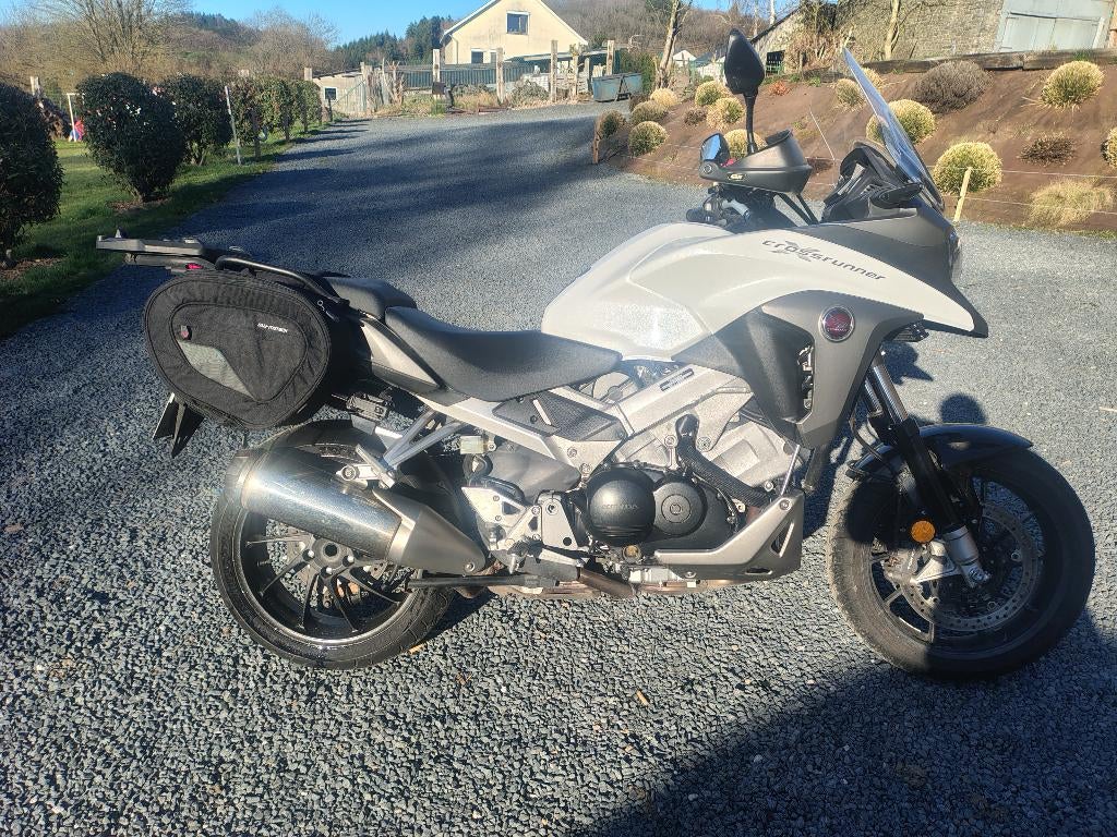 Crossrunner, Motos, Motos | Honda, Particulier, Tourisme, plus de 35 kW, 4 cylindres, ABS, Poignées chauffantes, Contrôle de traction