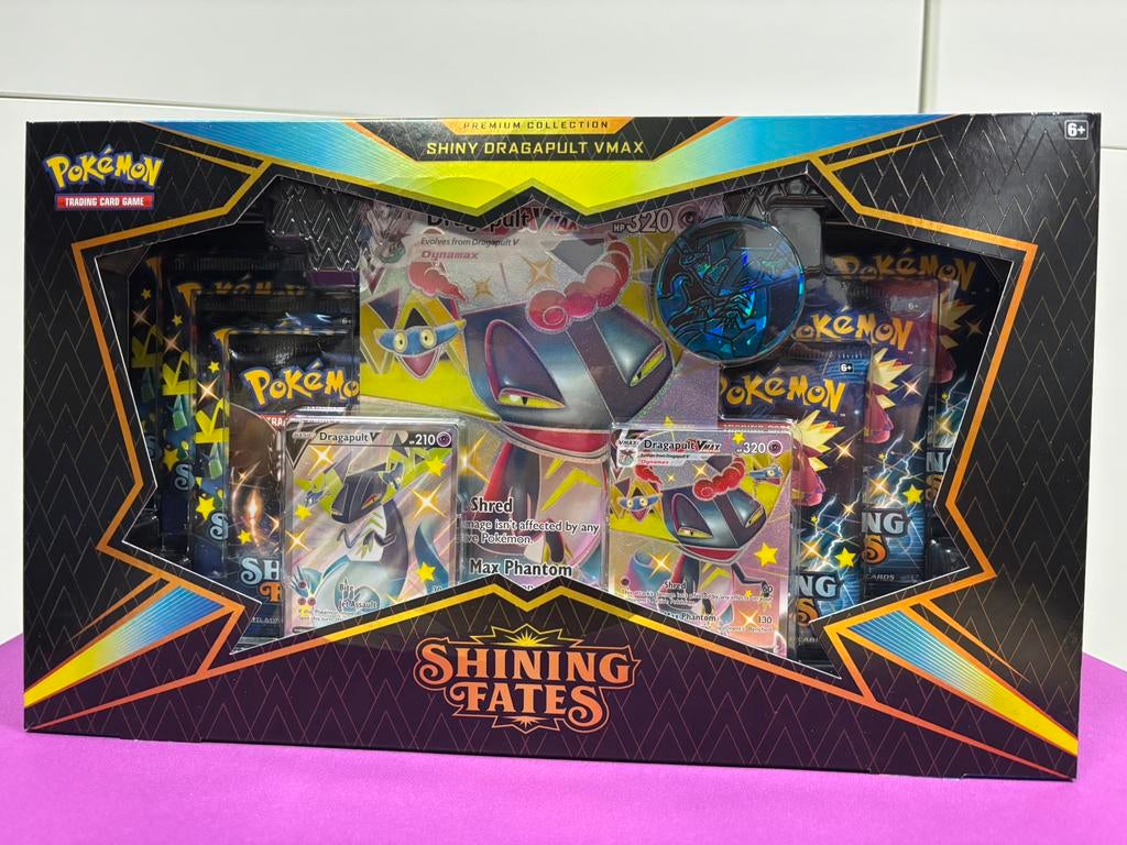 Pokémon: Shining Fates - Shiny Dragapult VMax Premium C. Box, Hobby en Vrije tijd, Ophalen of Verzenden, Nieuw, Overige typen