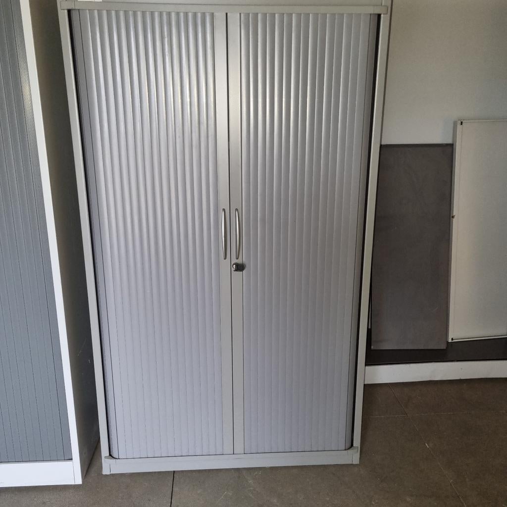 Armoire métallique en bon état avec 3 étagères et clé., Enlèvement