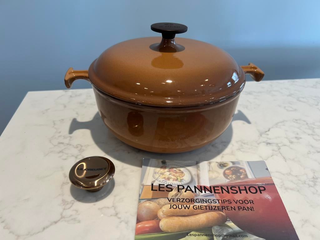 Le Creuset La Mama 20 cm Noisette nieuw, Gietijzer, Nieuw, Ophalen of Verzenden, Keramische plaat