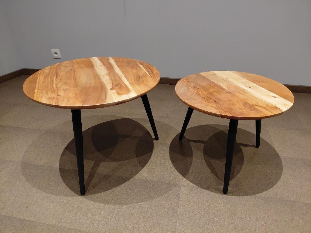 Twee salon- of bijzettafels van acaciahout en zwart metaal, Huis en Inrichting, Ophalen, Zo goed als nieuw, Overige houtsoorten