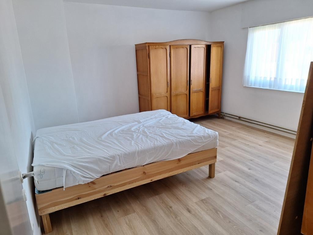 Armoire, légèrement plus légère, beaucoup d'espace de rangem