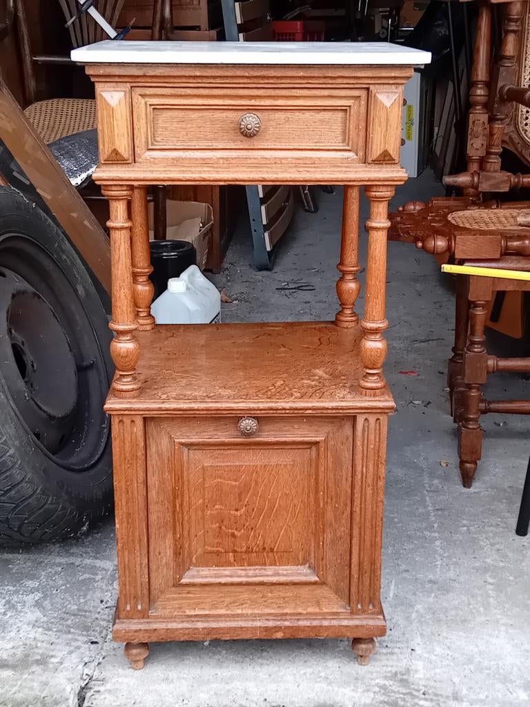 Table de chevet en chêne massif de style Napoléon III, Enlèvement, Utilisé