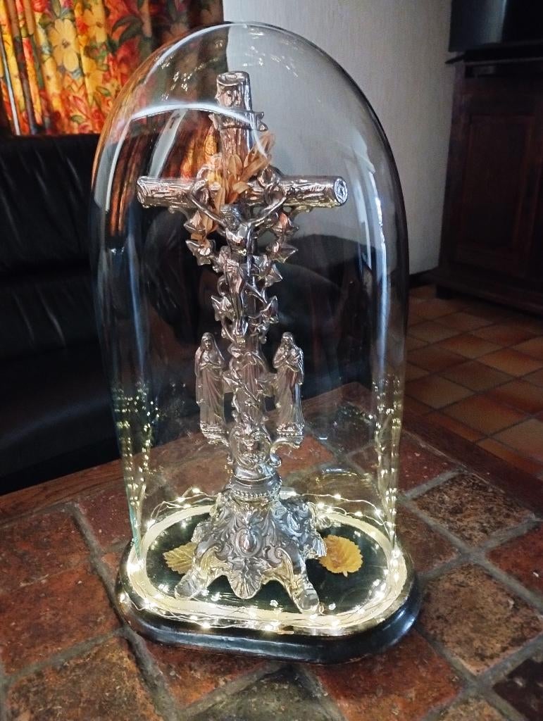 Kruisbeeld op voet onder glazen stolp (48 cm hoog), Enlèvement