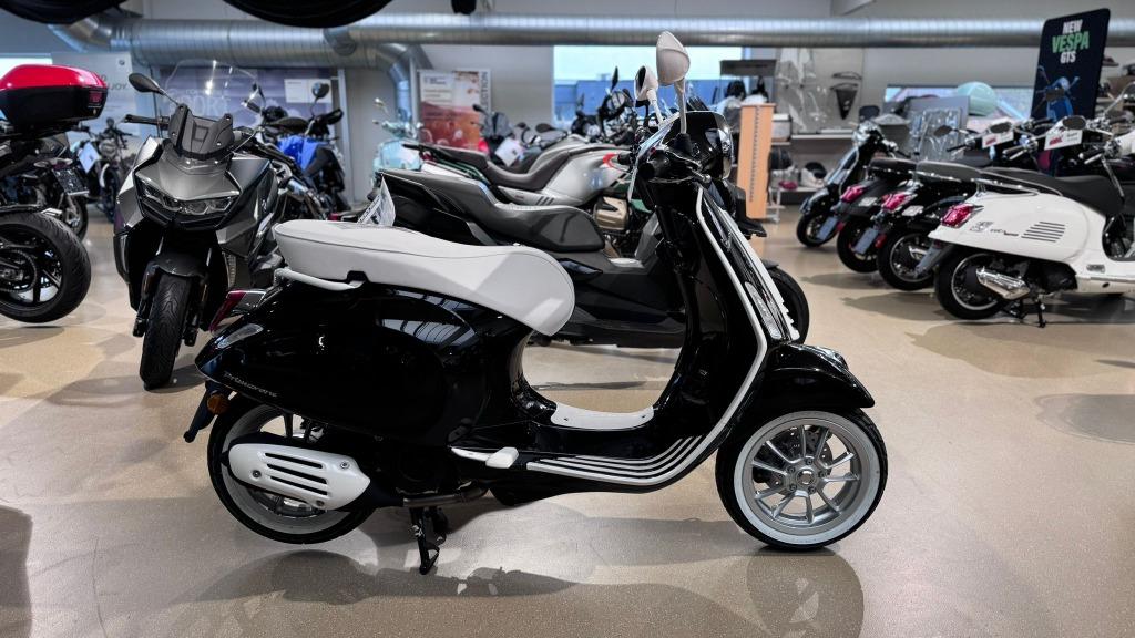 Vespa Primavera 125 Special Black/White - PROMO - NIEUW