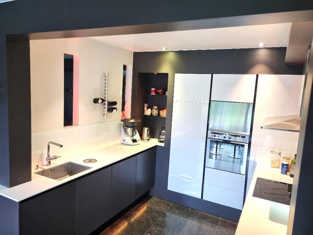 Cuisine équipée qualité avec du coriandre et laqué, Brillant ou Laqué, Brun, Enlèvement, Utilisé