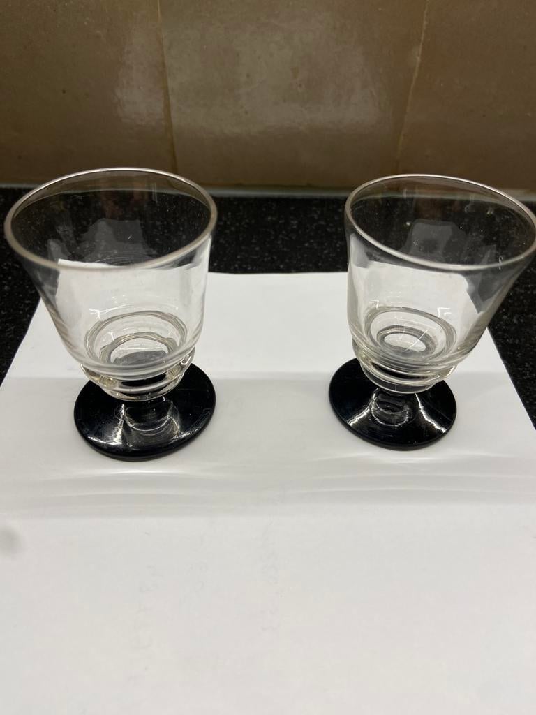 Twee jeneverglaasjes met zwarte voet, Ophalen of Verzenden