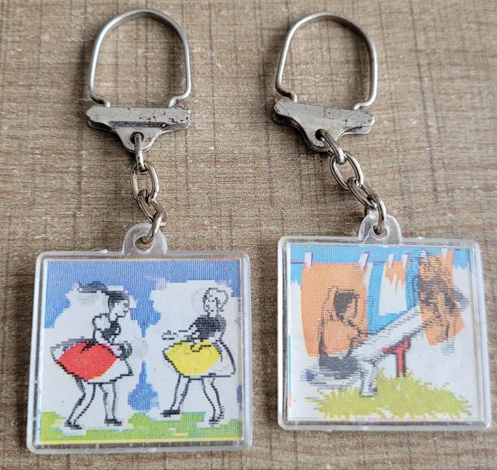 2 oude sleutelhangers: spelende kinderen (bewegende afbeeld), Verzamelen, Ophalen of Verzenden, Gebruikt, Overige typen