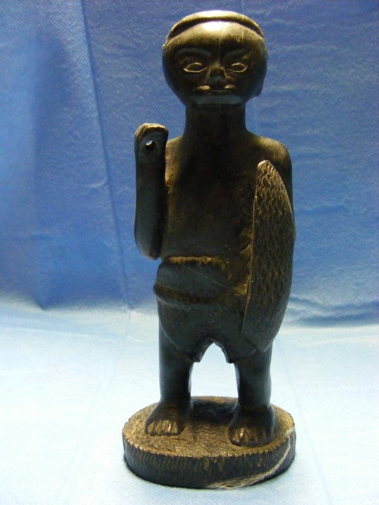 Statue coloniale lourde et très ancienne représentant un gue, Enlèvement ou Envoi