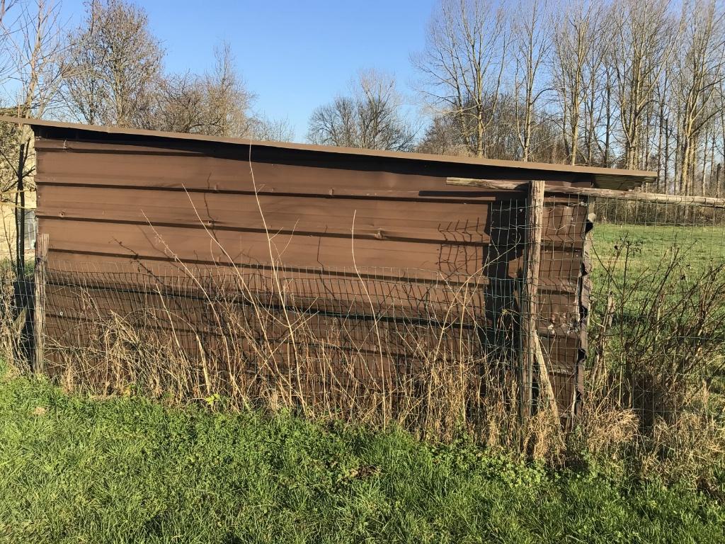 Stal voor paard ezel kleinvee op weide, Stalling