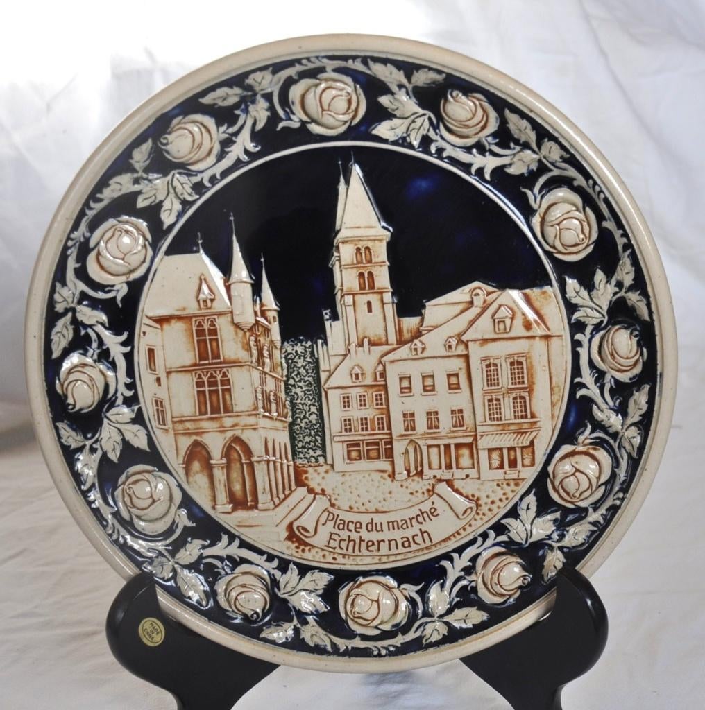 assiette décorative grès émaillé place d'Echternach, Antiquités & Art, Enlèvement ou Envoi