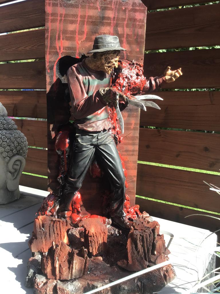 Diorama freddy krueger 18 inch dat ik gemaakt heb, Collections, Cinéma & Télévision, Enlèvement ou Envoi, Comme neuf, Film, Statue, Réplique ou Modèle