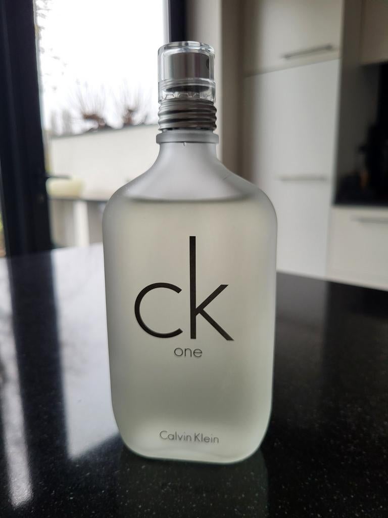 Eau de parfum en flacon vaporisateur Calvin Klein CK One. Un, Bijoux, Sacs & Beauté, Beauté | Parfums, Utilisé, Enlèvement ou Envoi
