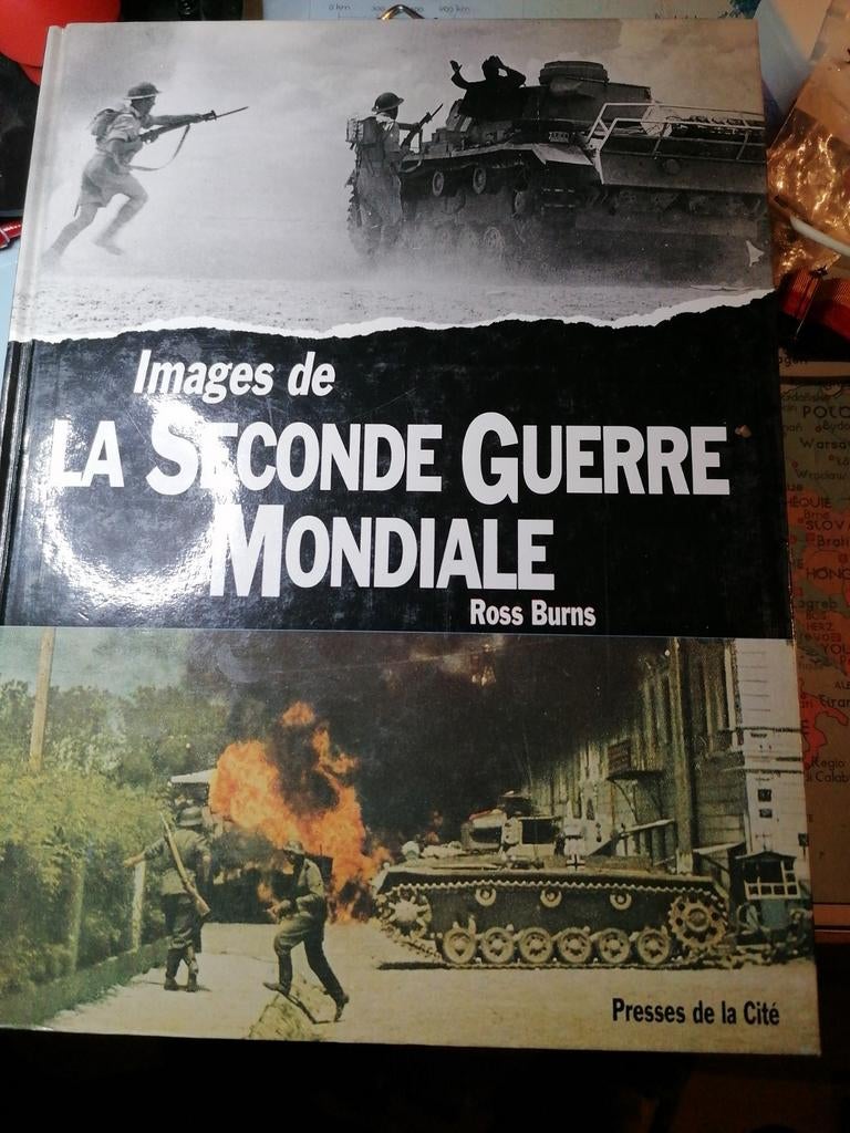 Beelden uit de Tweede Wereldoorlog. Burns Ross., Ophalen of Verzenden, Zo goed als nieuw