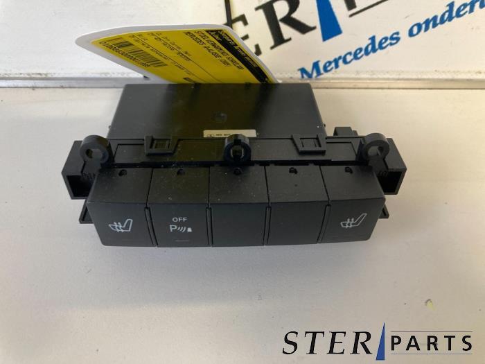 Commutateur chauffage siège d'un Mercedes A-Klasse, Enlèvement ou Envoi, 3 mois de garantie, Utilisé, Mercedes-Benz