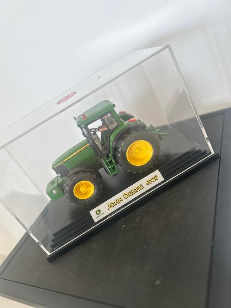 John Deere 6920 1:32 – met vitrine en bestuurder, Hobby & Loisirs créatifs, Voitures miniatures | 1:32, Enlèvement ou Envoi, SIKU