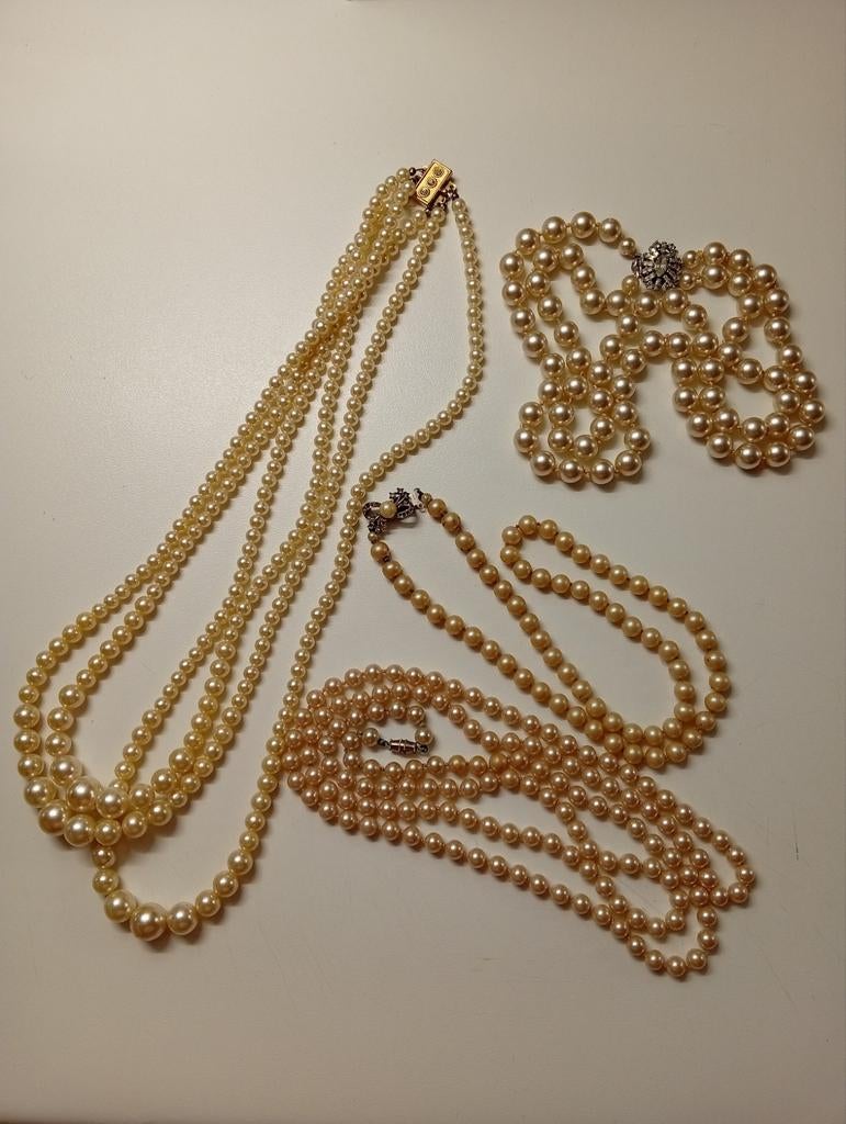 Lot van vier parelkettingen, Ophalen of Verzenden, Gebruikt, Beige, Met strass