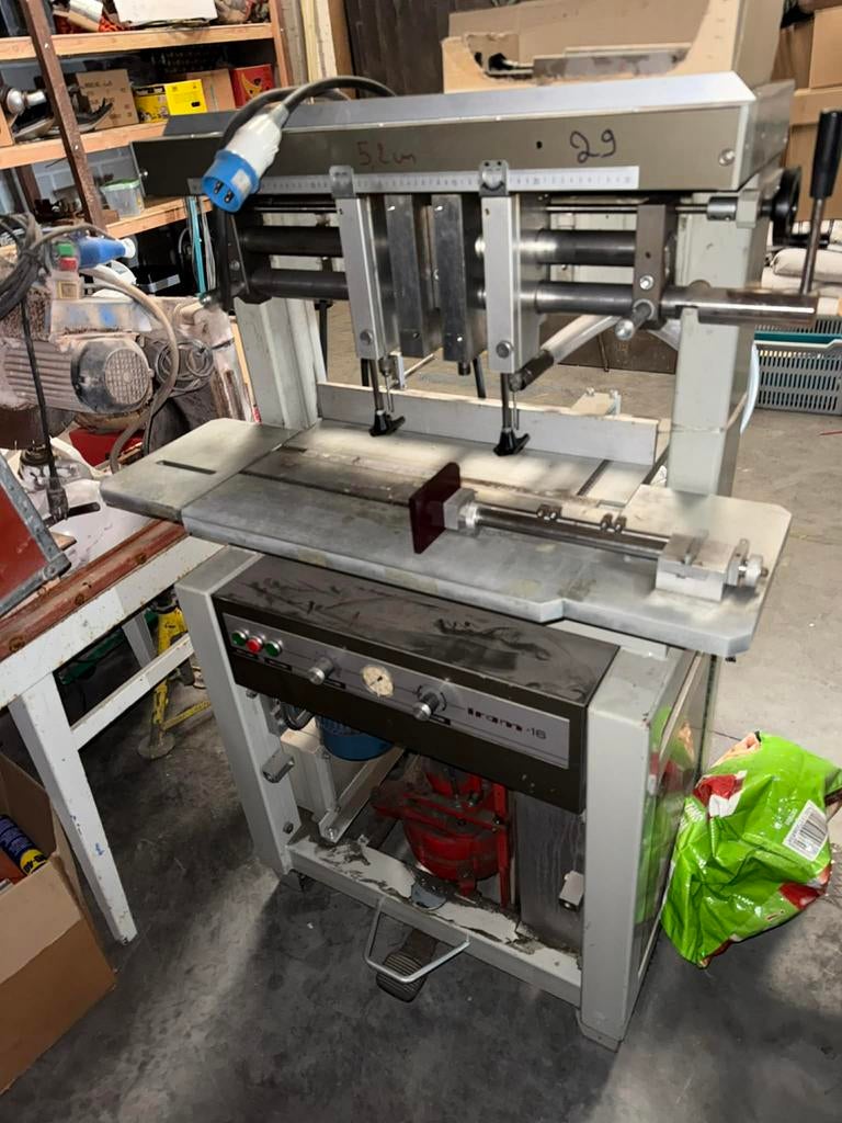 PLUSIEUR Machine industrielle a faire offre ca doit partir