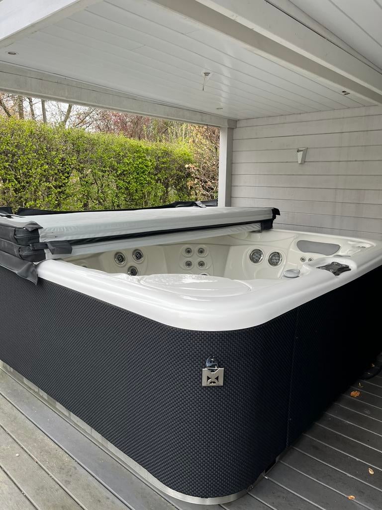 Jacuzzi/massagebad . 5 personen. Hotspring Black Label, Tuin en Terras, Ophalen, Zo goed als nieuw, Afdekzeil, Vast