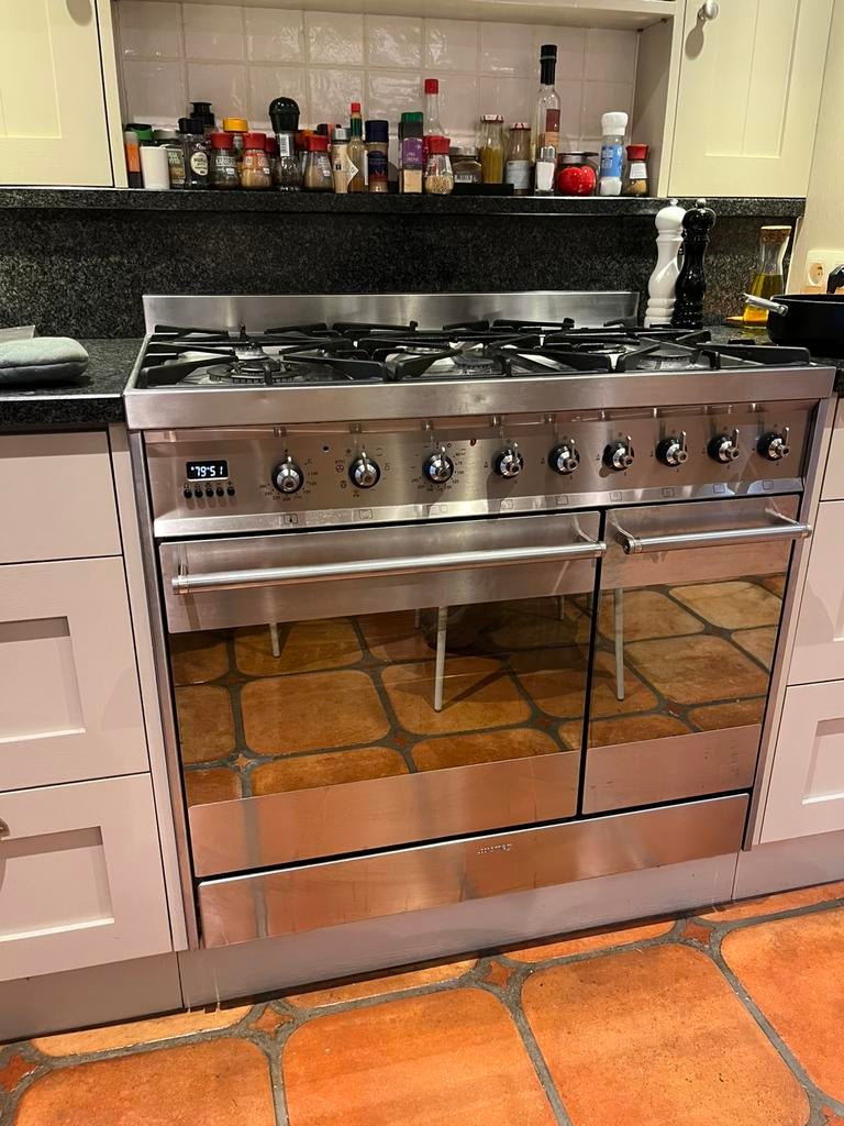 Cuisinière à gaz Smeg 6 brûleurs 2 fours, Gaz, Classe énergétique A ou plus économe, Enlèvement, Utilisé