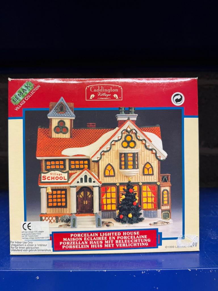 Lemax Village School 1999 porselein kersthuisje+verlichting, Diversen, Kerst, Ophalen of Verzenden, Zo goed als nieuw