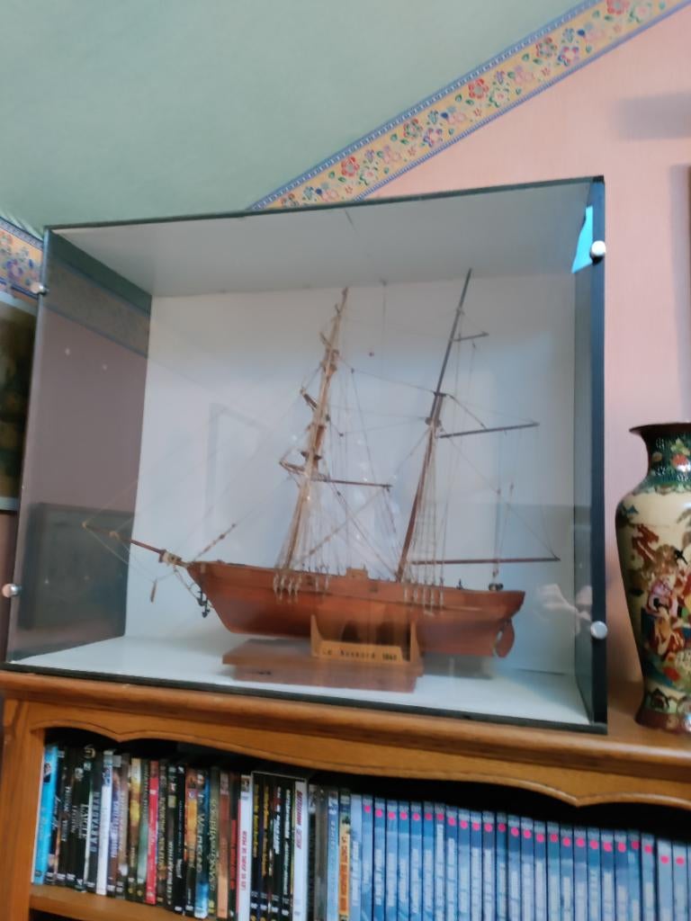 Bateau maquette sous vitrine, Enlèvement, Utilisé