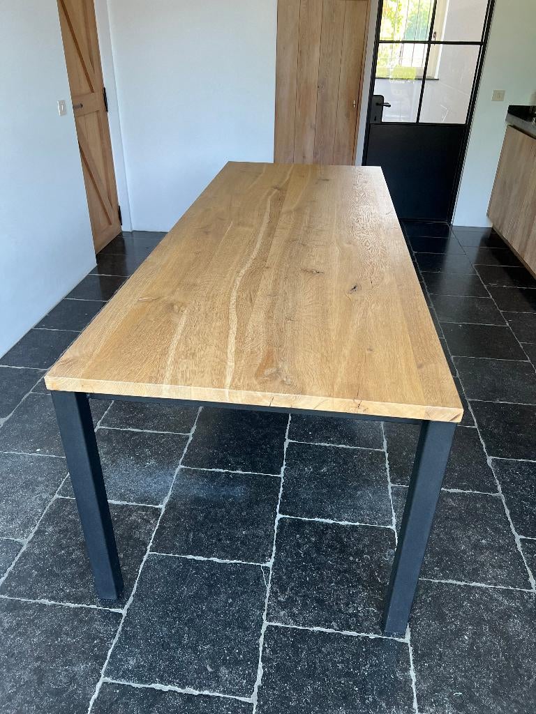 Massieve eiken tafel met zwart metalen onderstel, Huis en Inrichting, Tafels | Eettafels, Ophalen, Landelijk, modern, ..., 200 cm of meer